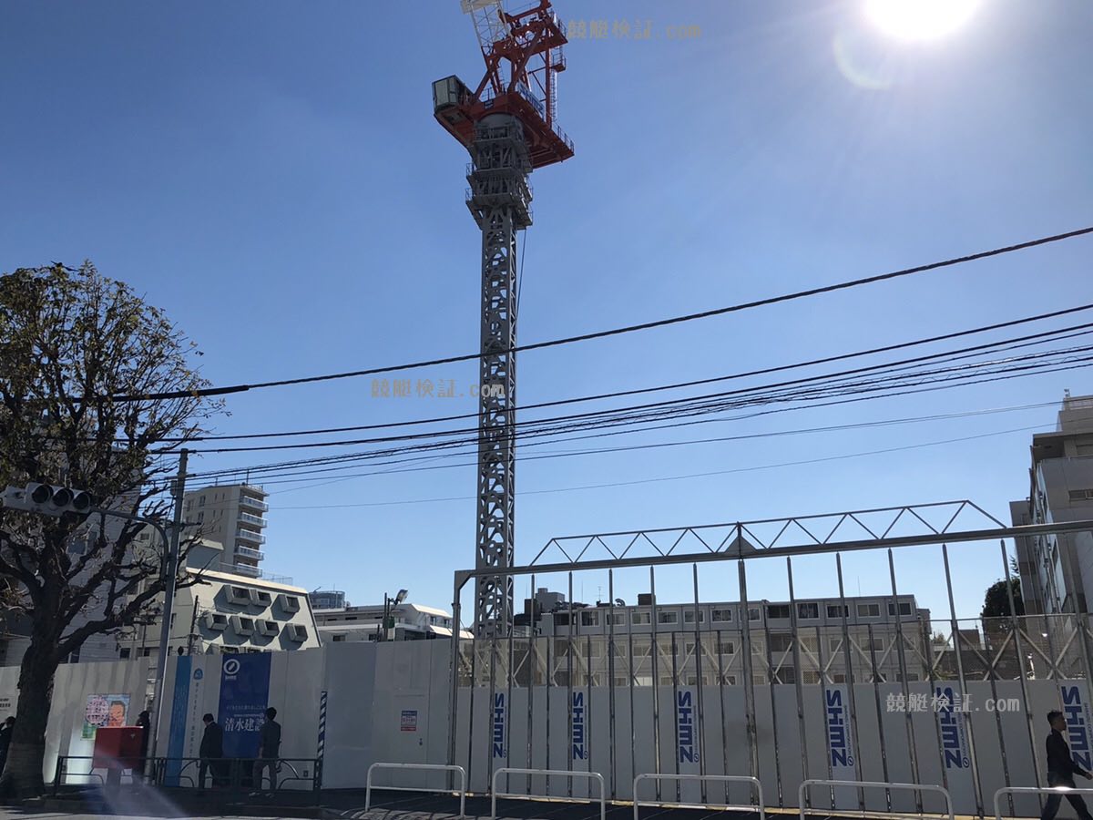 六本木の競艇ボートレース振興会の本社ビル建設現場にタワークレーンが