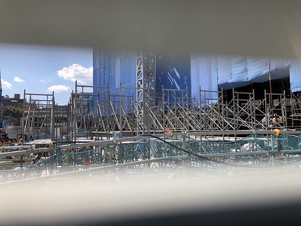 六本木のボートレース振興会の本社ビルを2019年3月8日に隙間から覗く