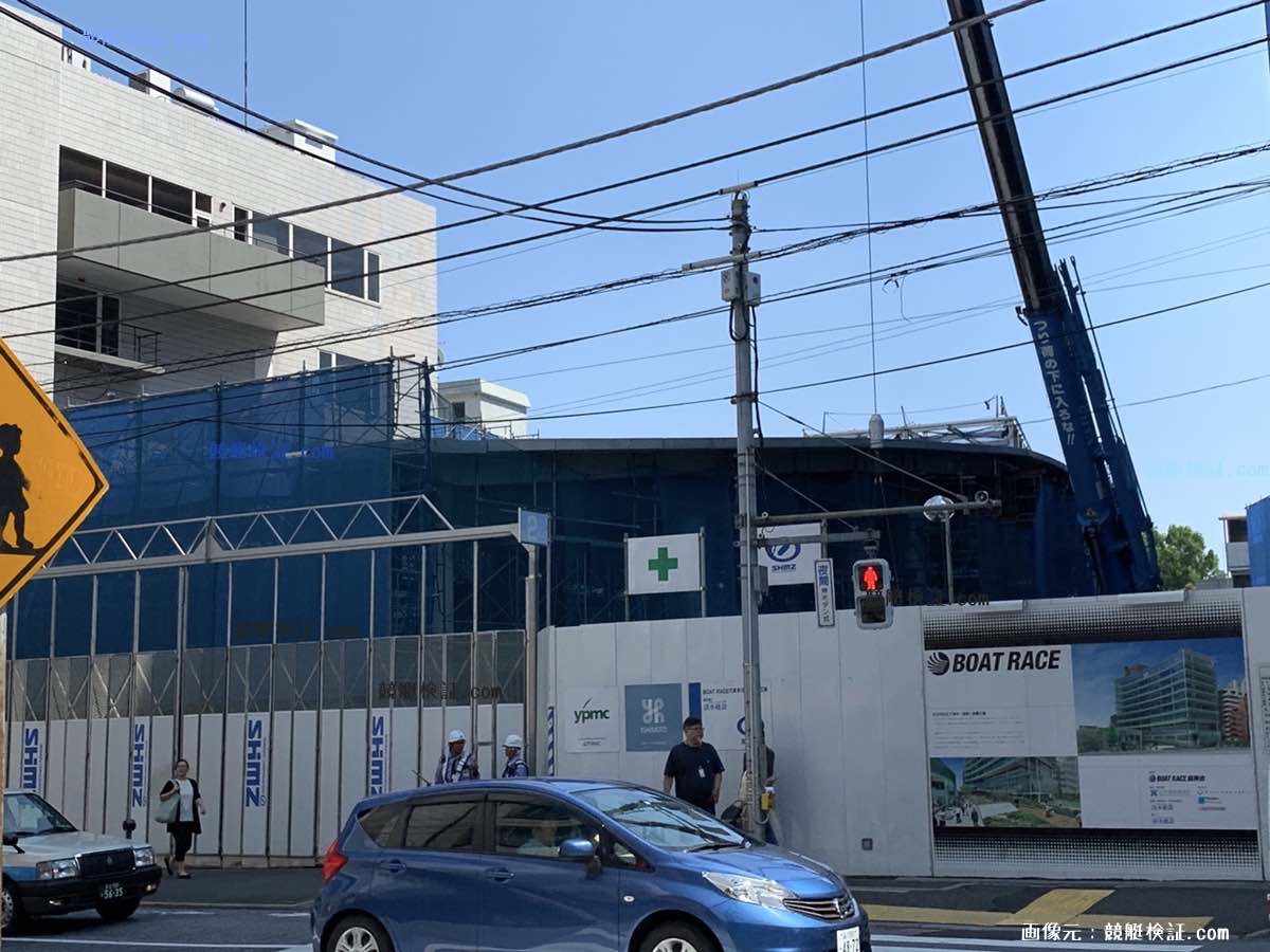 六本木競艇ビル(ボートレース協会ビル)の2019年6月に地下鉄出口?のようなものが増築されてる