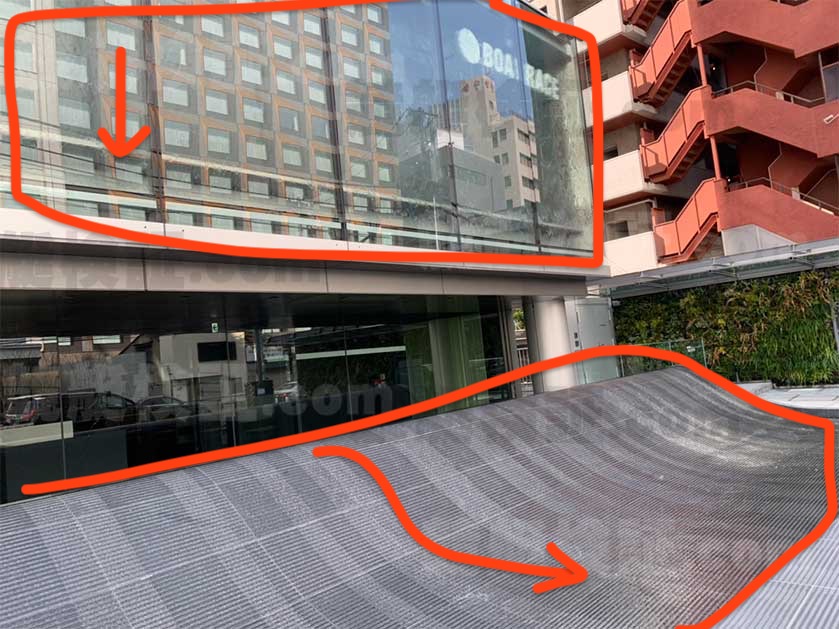 六本木のボートレース振興会ビルの窓ガラスの滝_20200218